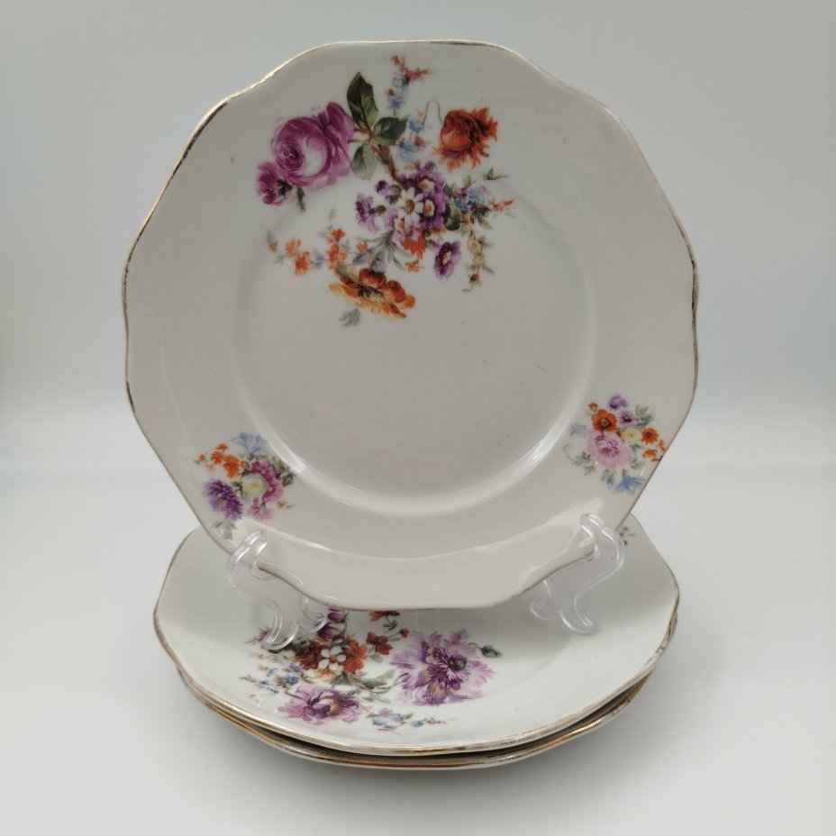 Набор из трех тарелок с цветочным декором, фарфор, крытье, деколь, золочение, Фарфоровый завод «Пролетарий» (Бронница, Мста), СССР, 1927-1930 гг.