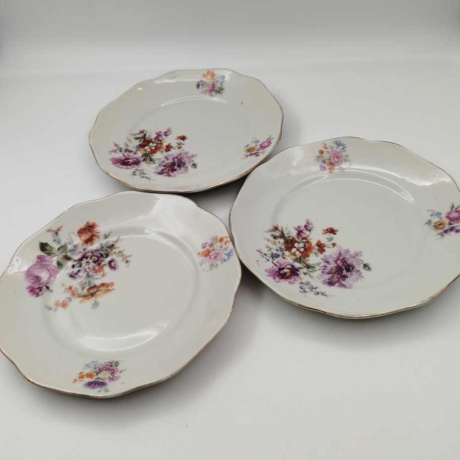 Набор из трех тарелок с цветочным декором, фарфор, крытье, деколь, золочение, Фарфоровый завод «Пролетарий» (Бронница, Мста), СССР, 1927-1930 гг.