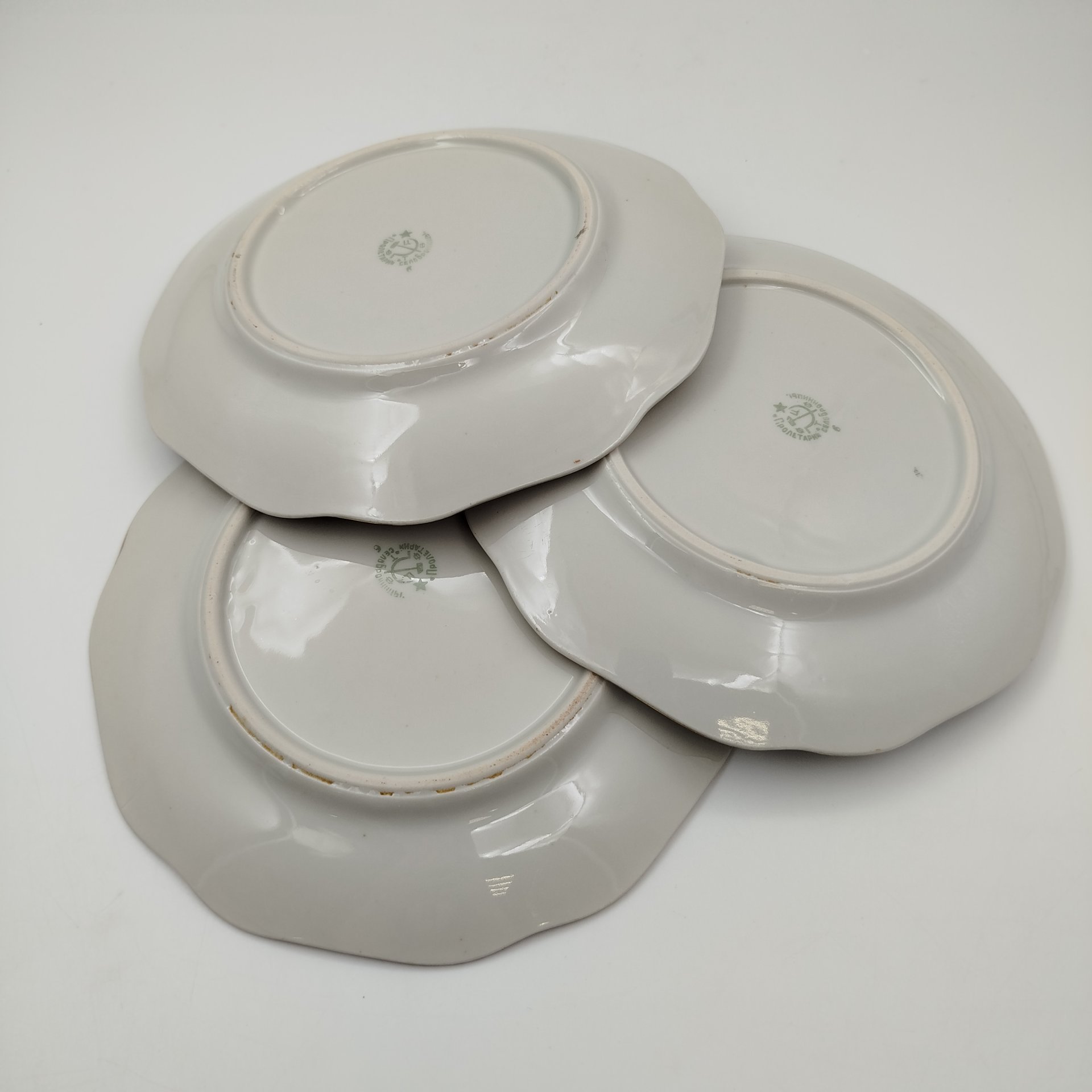 Набор из трех тарелок с цветочным декором, фарфор, крытье, деколь, золочение, Фарфоровый завод «Пролетарий» (Бронница, Мста), СССР, 1927-1930 гг.