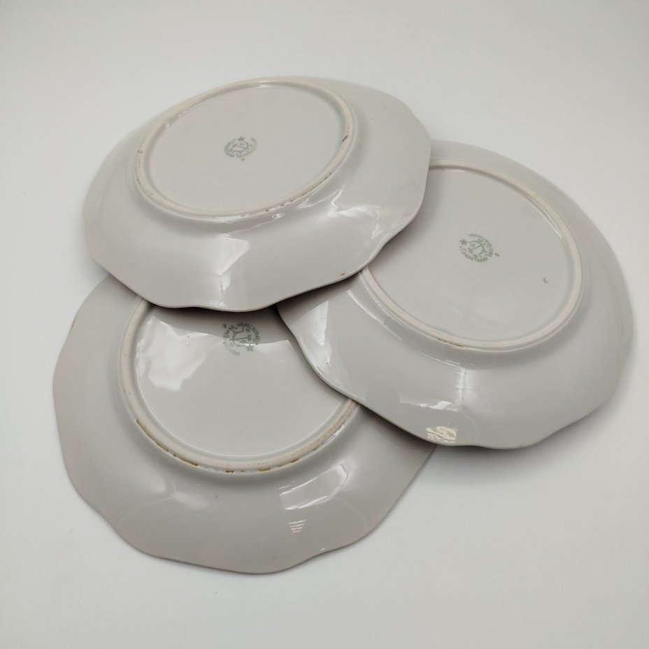 Набор из трех тарелок с цветочным декором, фарфор, крытье, деколь, золочение, Фарфоровый завод «Пролетарий» (Бронница, Мста), СССР, 1927-1930 гг.