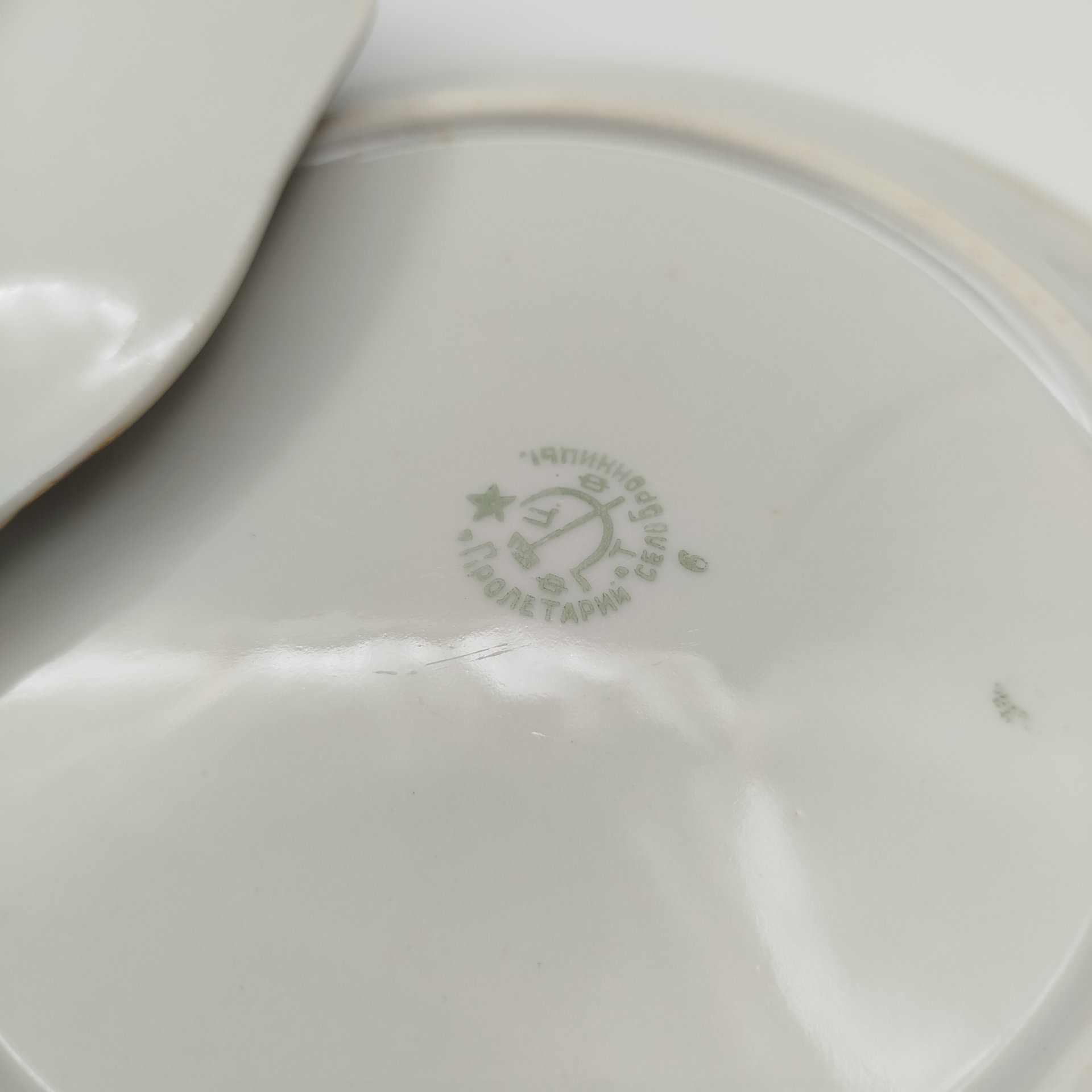 Набор из трех тарелок с цветочным декором, фарфор, крытье, деколь, золочение, Фарфоровый завод «Пролетарий» (Бронница, Мста), СССР, 1927-1930 гг.