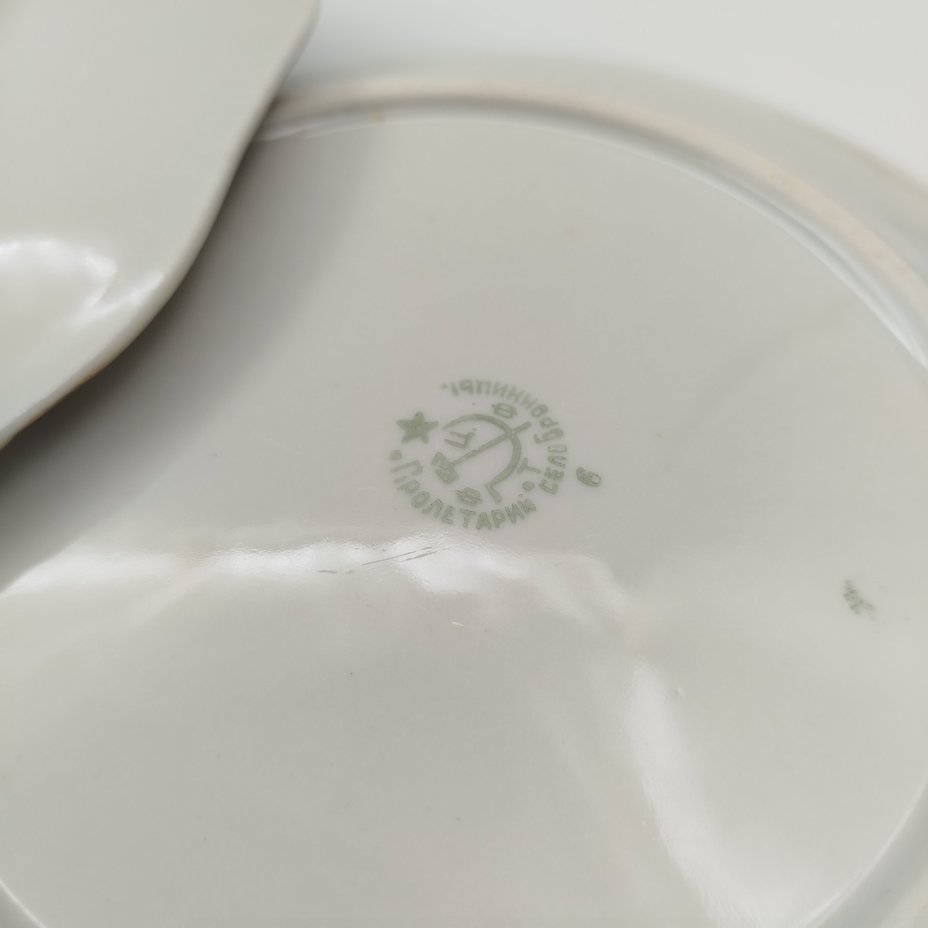 Набор из трех тарелок с цветочным декором, фарфор, крытье, деколь, золочение, Фарфоровый завод «Пролетарий» (Бронница, Мста), СССР, 1927-1930 гг.