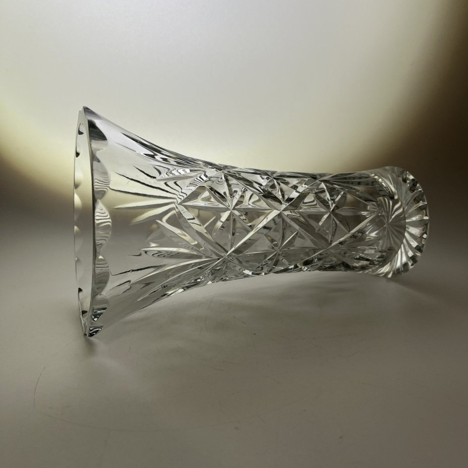 Ваза для цветов, украшенная резным декором