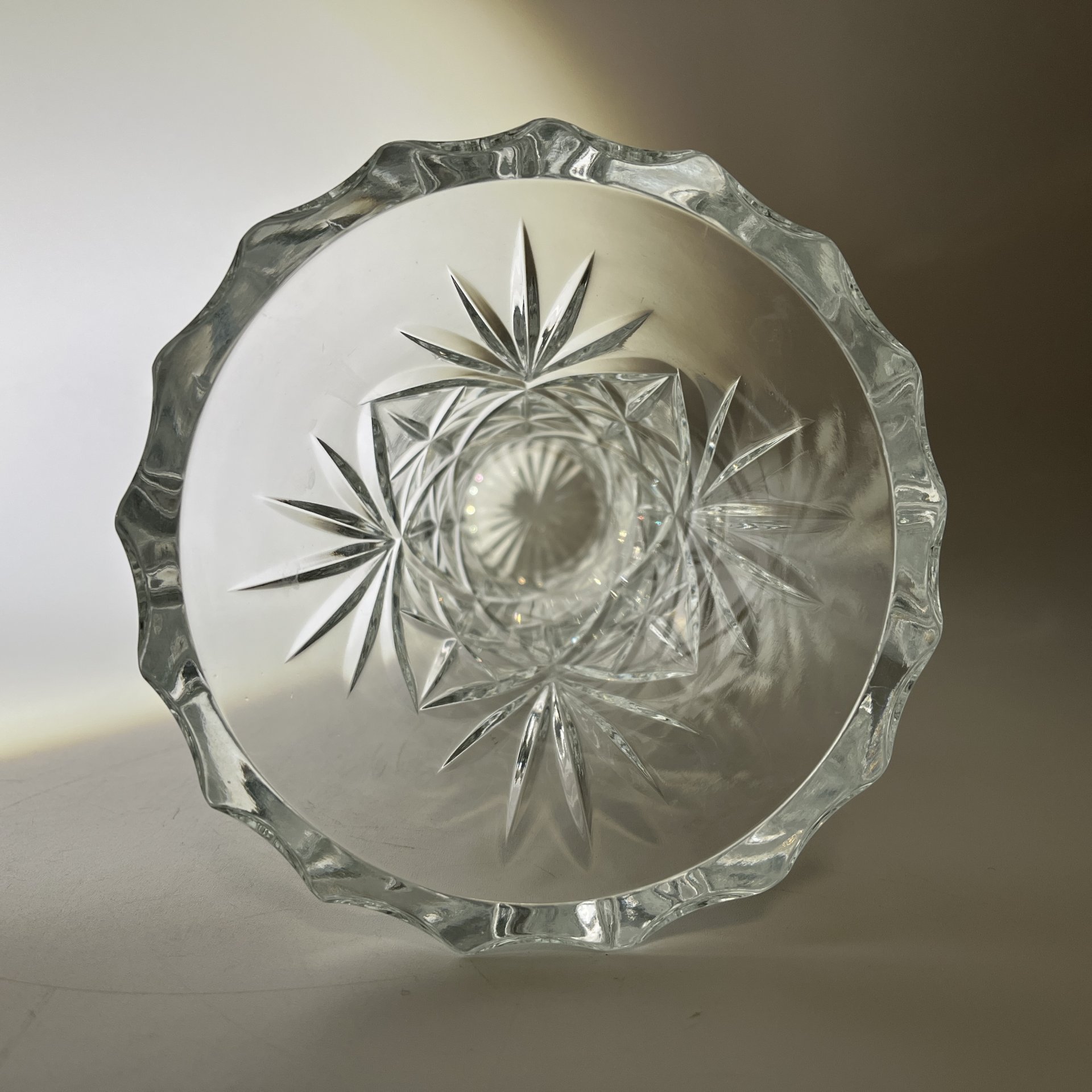 Ваза для цветов, украшенная резным декором, хрусталь, алмазная грань, СССР, 1970-1990 гг.