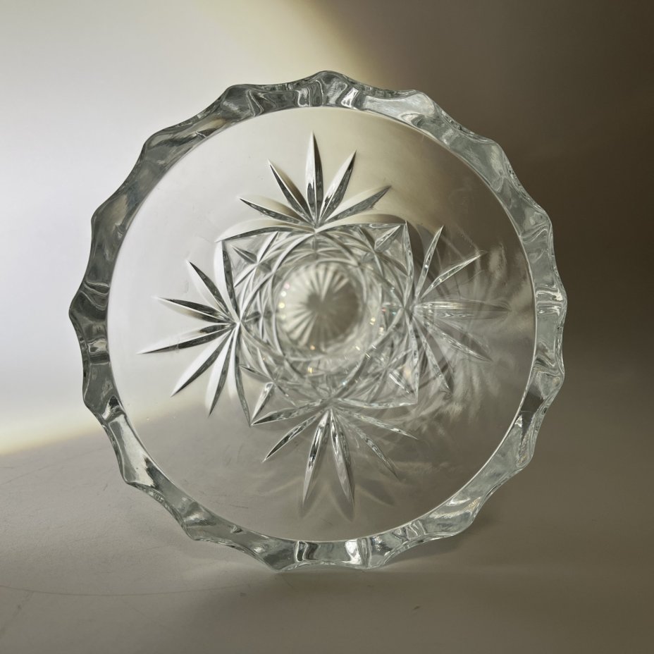 Ваза для цветов, украшенная резным декором