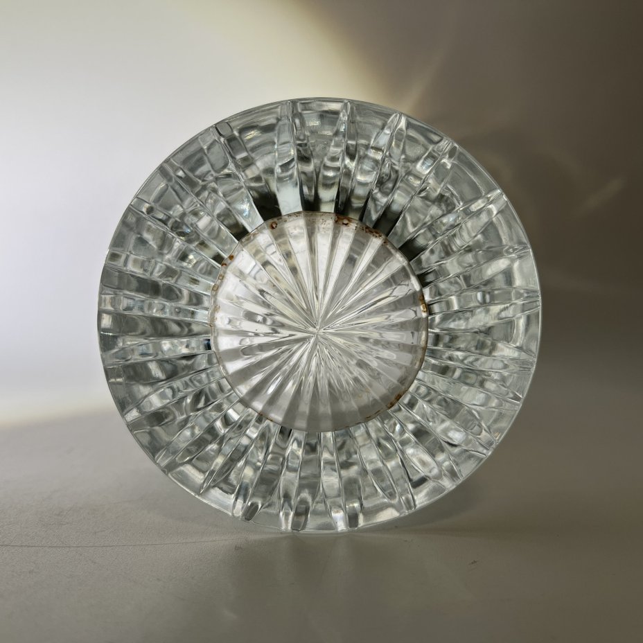 Ваза для цветов, украшенная резным декором