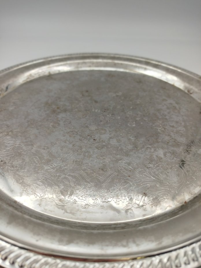 Поднос круглой формы с растительным декором