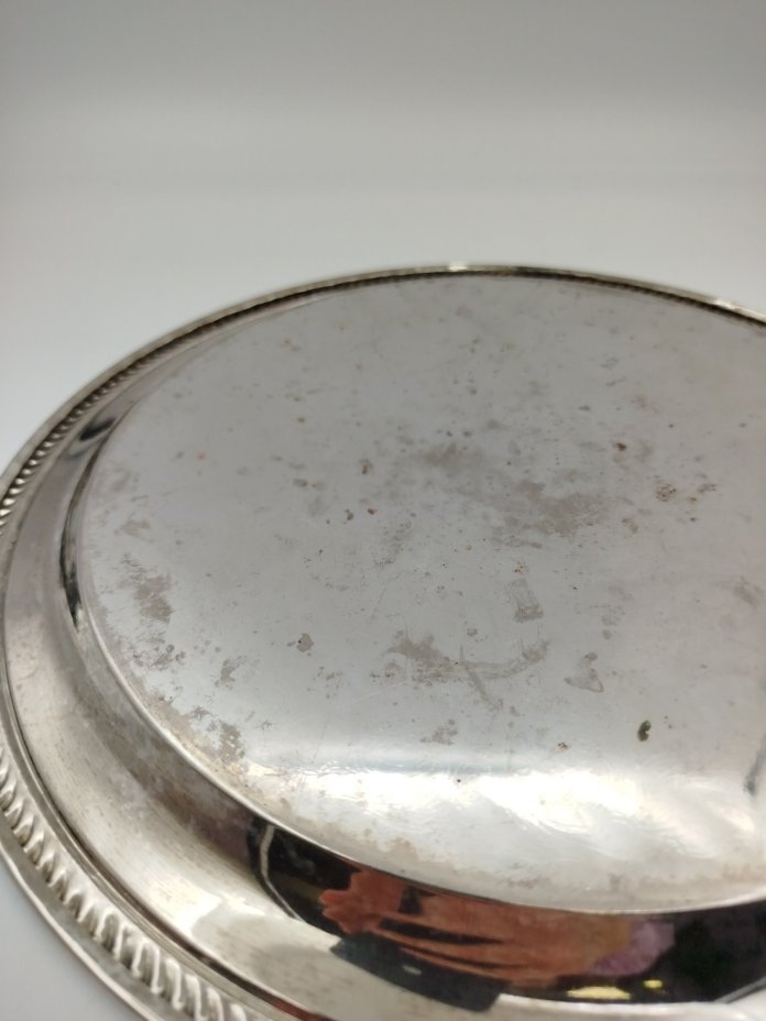 Поднос круглой формы с растительным декором