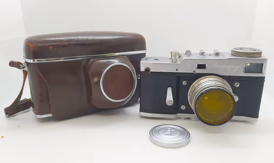Фотоаппарат плёночный "Ленинград" с объективом "Юпитер-8" в оригинальной сумке, ЛОМО (Ленинградское оптико-механическое объединение)