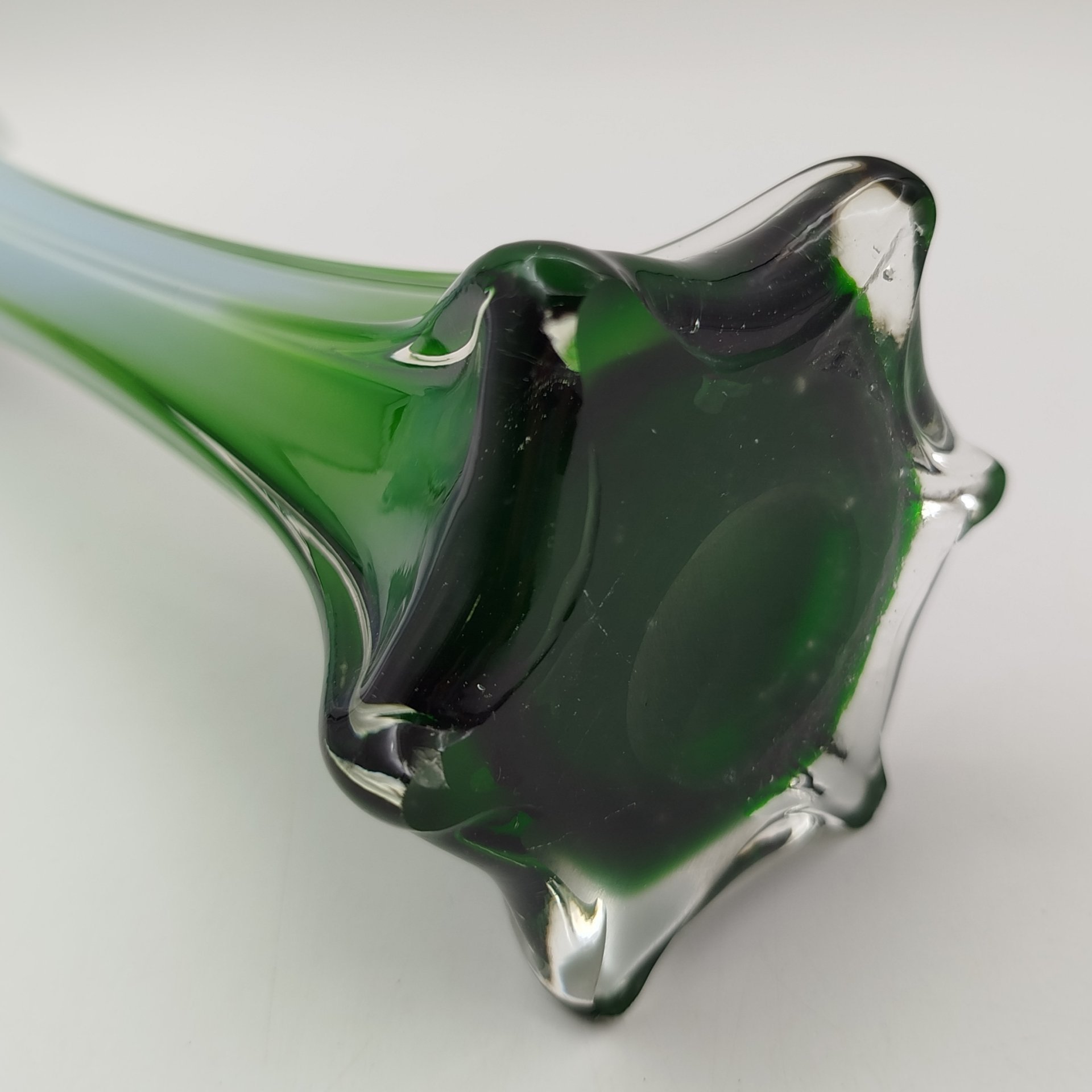 Ваза с горловиной в форме цветка