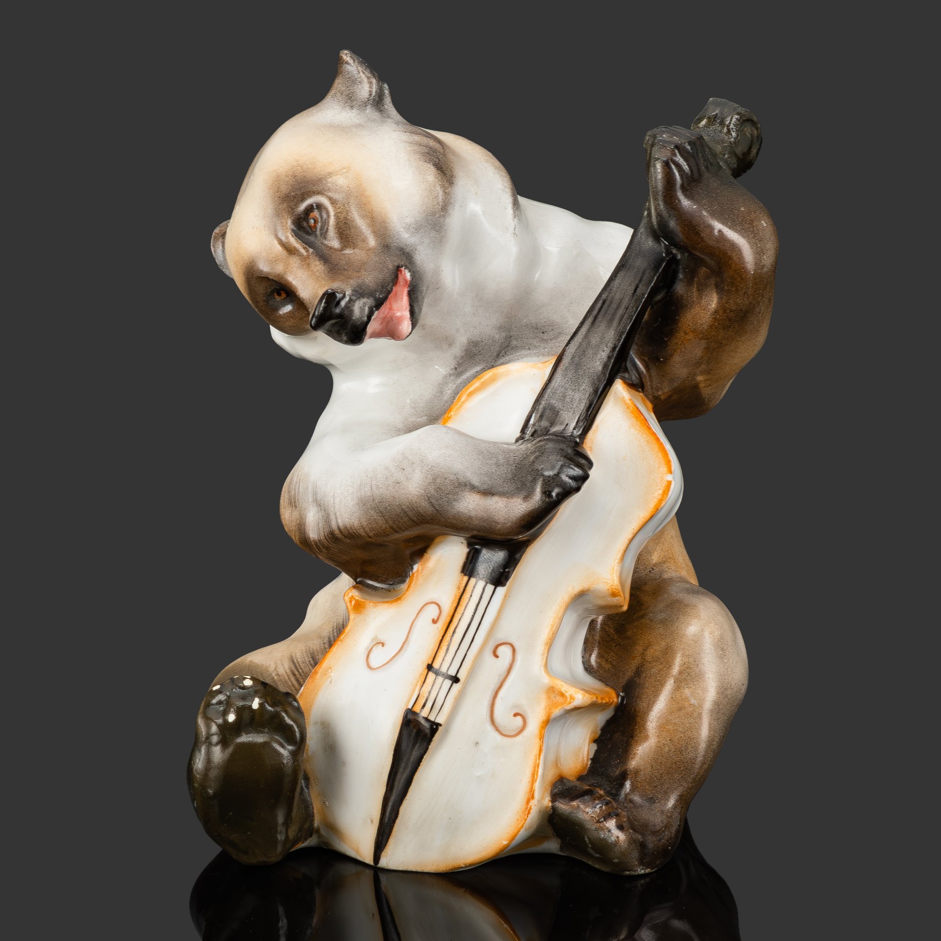 Статуэтка "Медведь с контрабасом" (из серии "Квартет"), автор Б.Я. Воробьев, фарфор, роспись, Ленинградский фарфоровый завод (ЛФЗ), СССР, 1950-1960 гг.