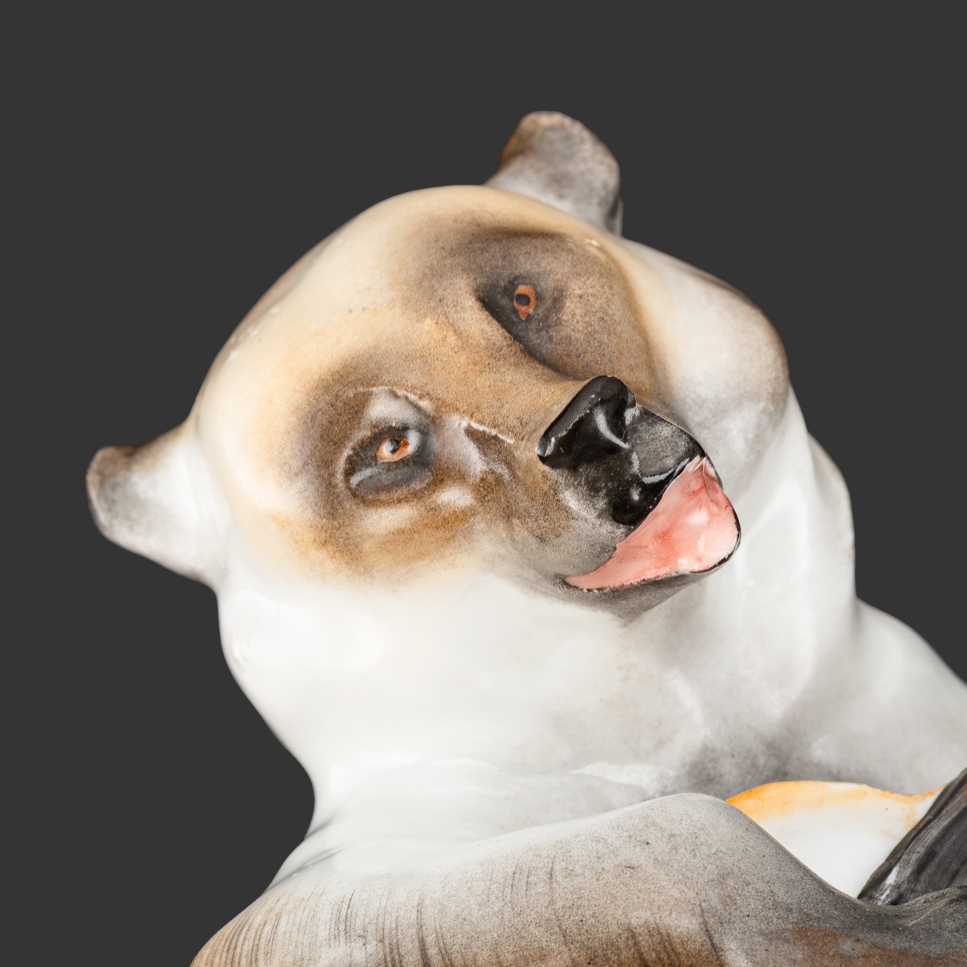 Статуэтка "Медведь с контрабасом" (из серии "Квартет"), автор Б.Я. Воробьев, фарфор, роспись, Ленинградский фарфоровый завод (ЛФЗ), СССР, 1950-1960 гг.