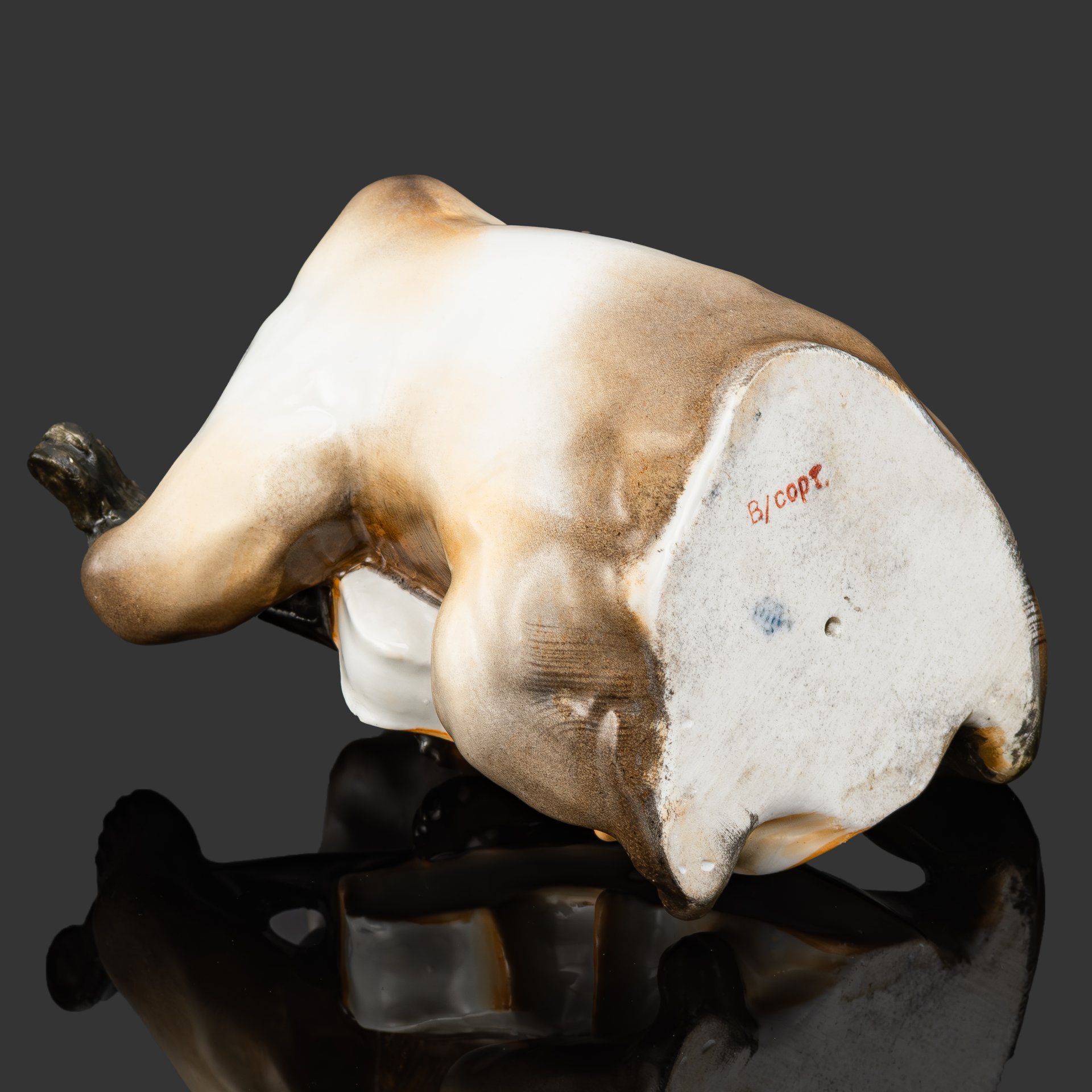 Статуэтка "Медведь с контрабасом" (из серии "Квартет"), автор Б.Я. Воробьев, фарфор, роспись, Ленинградский фарфоровый завод (ЛФЗ), СССР, 1950-1960 гг.