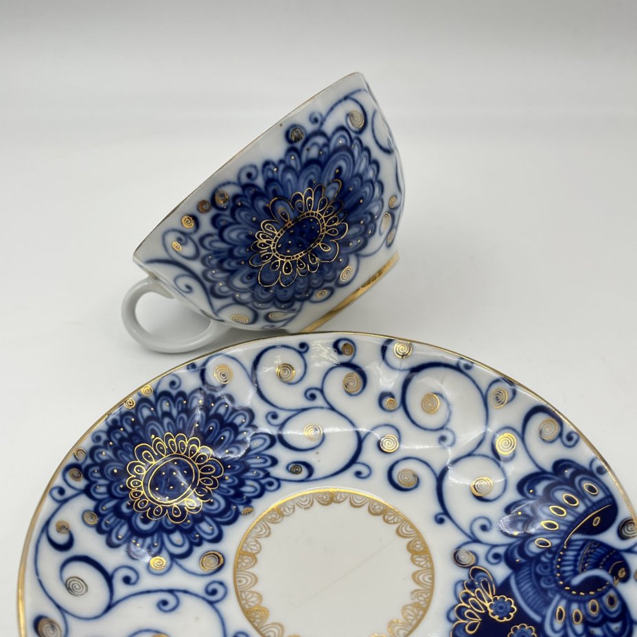 Пара чайная "Кобальтовое кружево", автор росписи Славина Н.П., форма "Тюльпан", автор формы Яковлева С.Е., фарфор, деколь, золочение, Ленинградский фарфоровый завод (ЛФЗ), СССР, 1970-1992 гг.