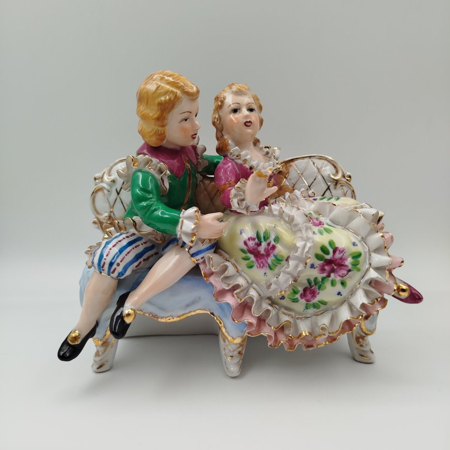 Статуэтка "Галантная сцена", фарфор, роспись, золочение, Азия, 1990-2000 гг.