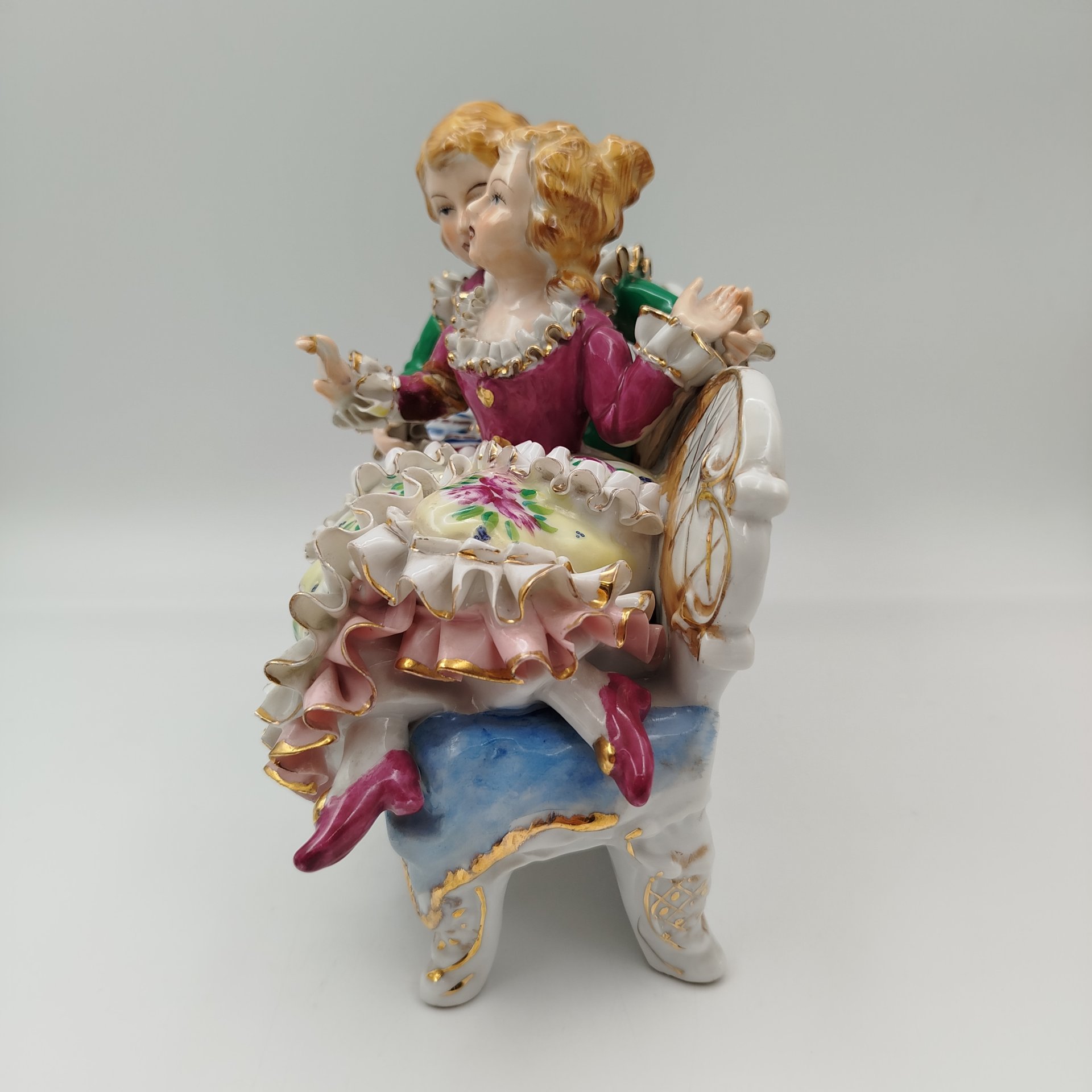 Статуэтка "Галантная сцена", фарфор, роспись, золочение, Азия, 1990-2000 гг.