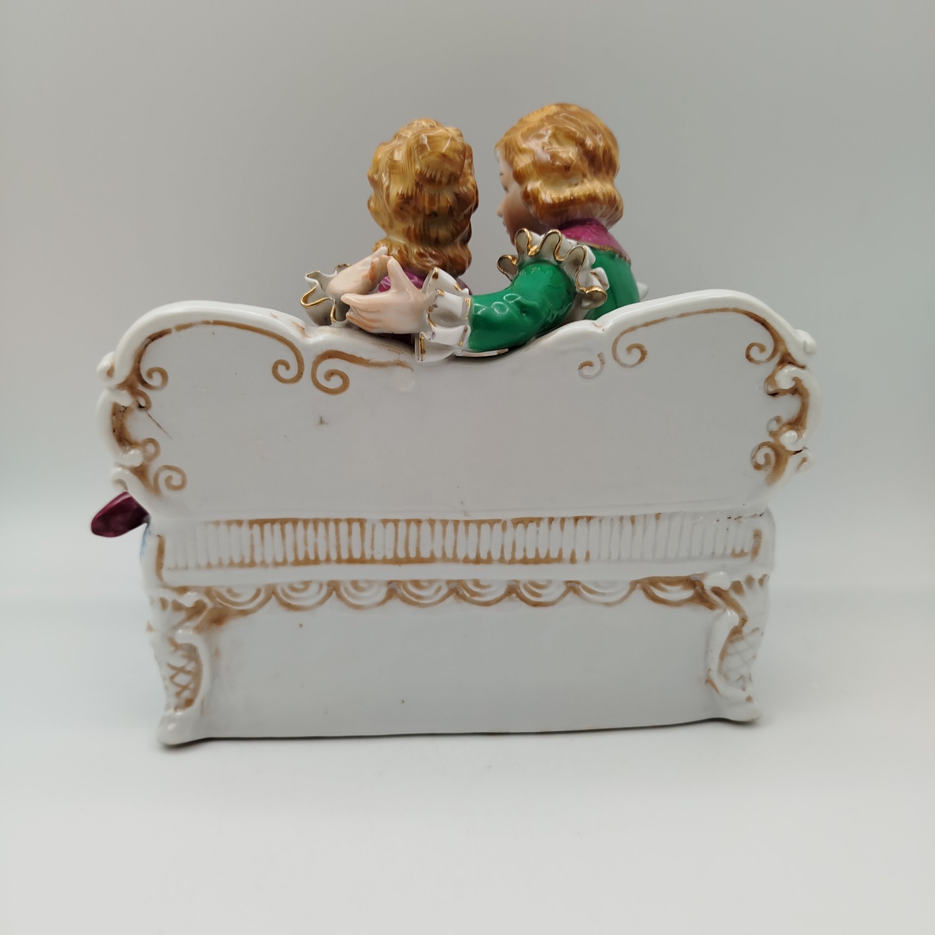 Статуэтка "Галантная сцена", фарфор, роспись, золочение, Азия, 1990-2000 гг.