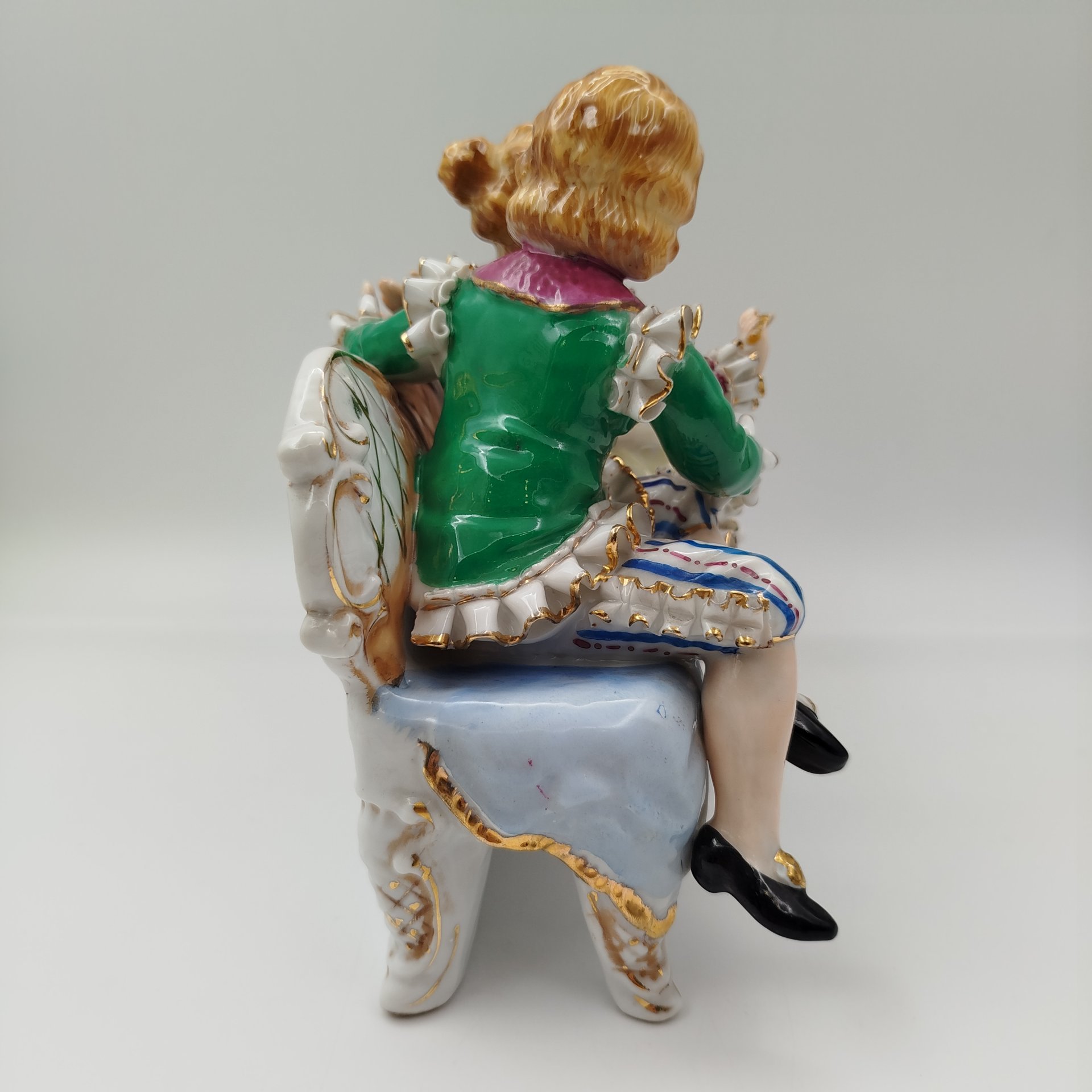 Статуэтка "Галантная сцена", фарфор, роспись, золочение, Азия, 1990-2000 гг.