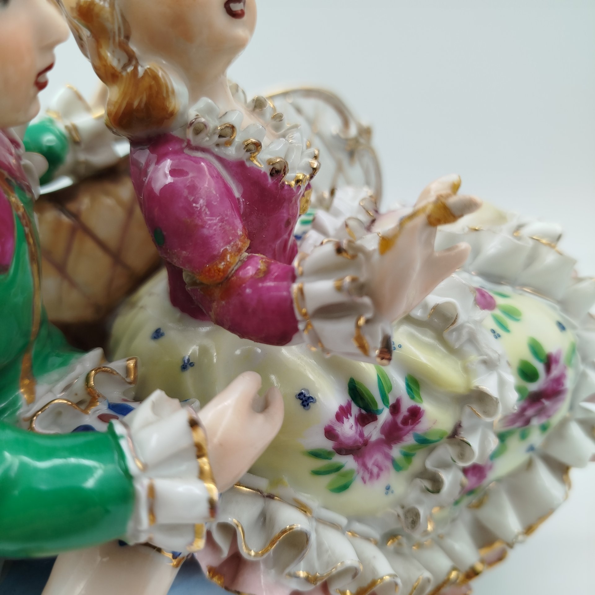 Статуэтка "Галантная сцена", фарфор, роспись, золочение, Азия, 1990-2000 гг.