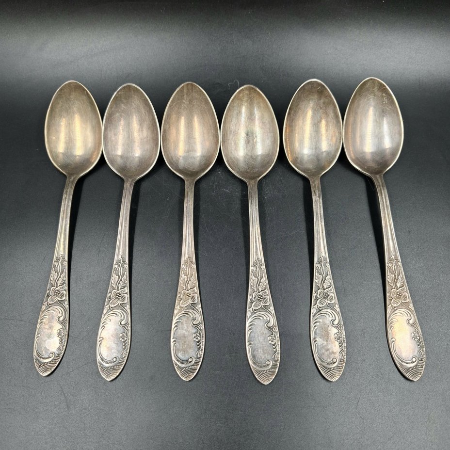 Набор из шести столовых ложек с цветочным декором, Московский завод металлоизделий (предположительно), мНЦ (медь-никель-цинк), СССР, 1950-1980 гг.