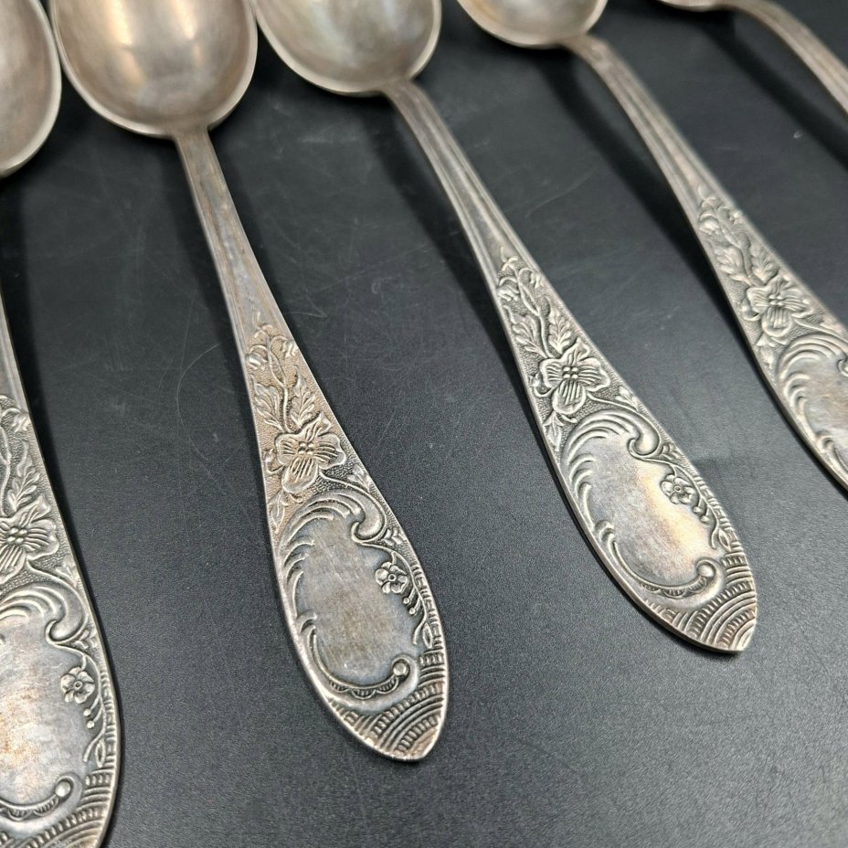 Набор из шести столовых ложек с цветочным декором, Московский завод металлоизделий (предположительно)