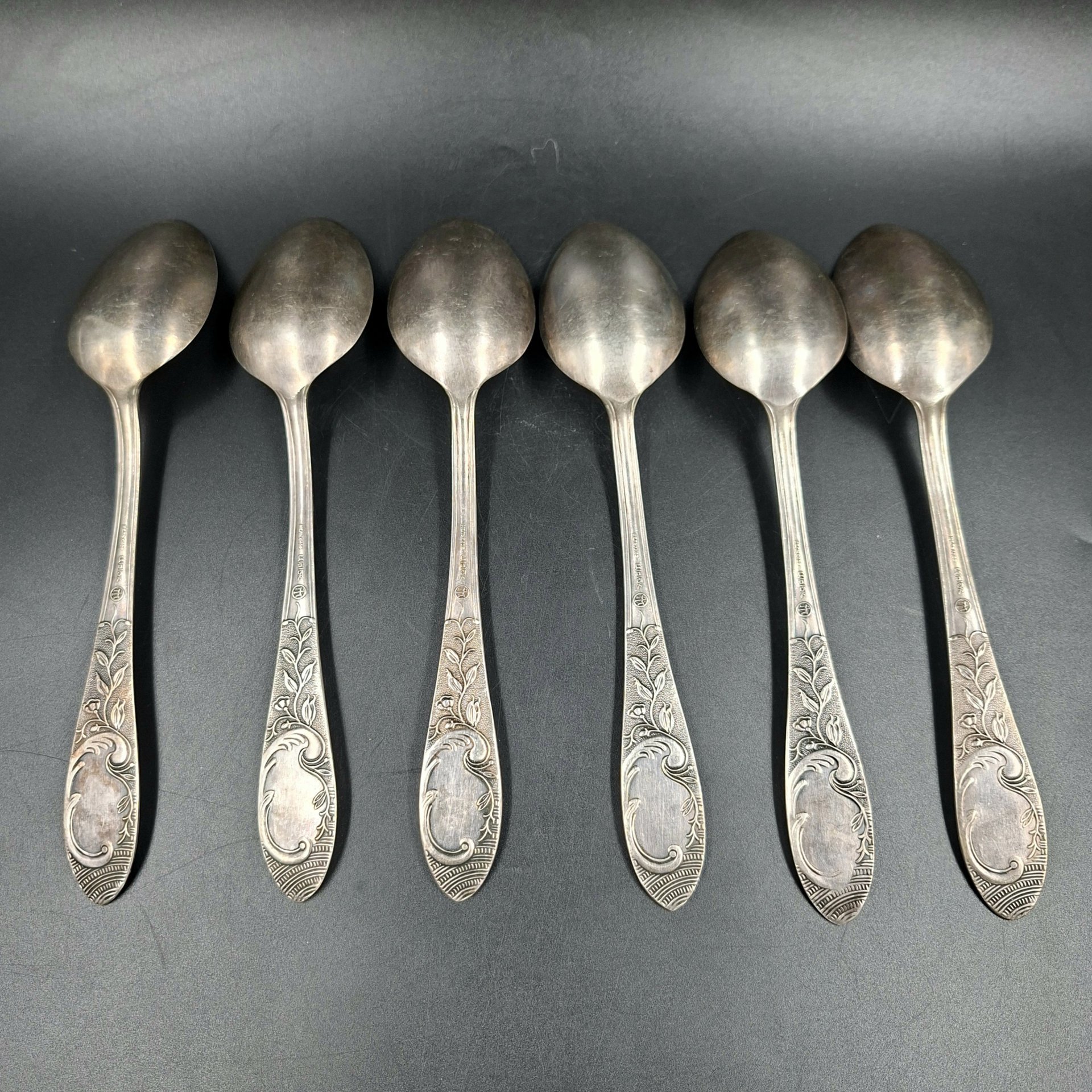 Набор из шести столовых ложек с цветочным декором, Московский завод металлоизделий (предположительно)