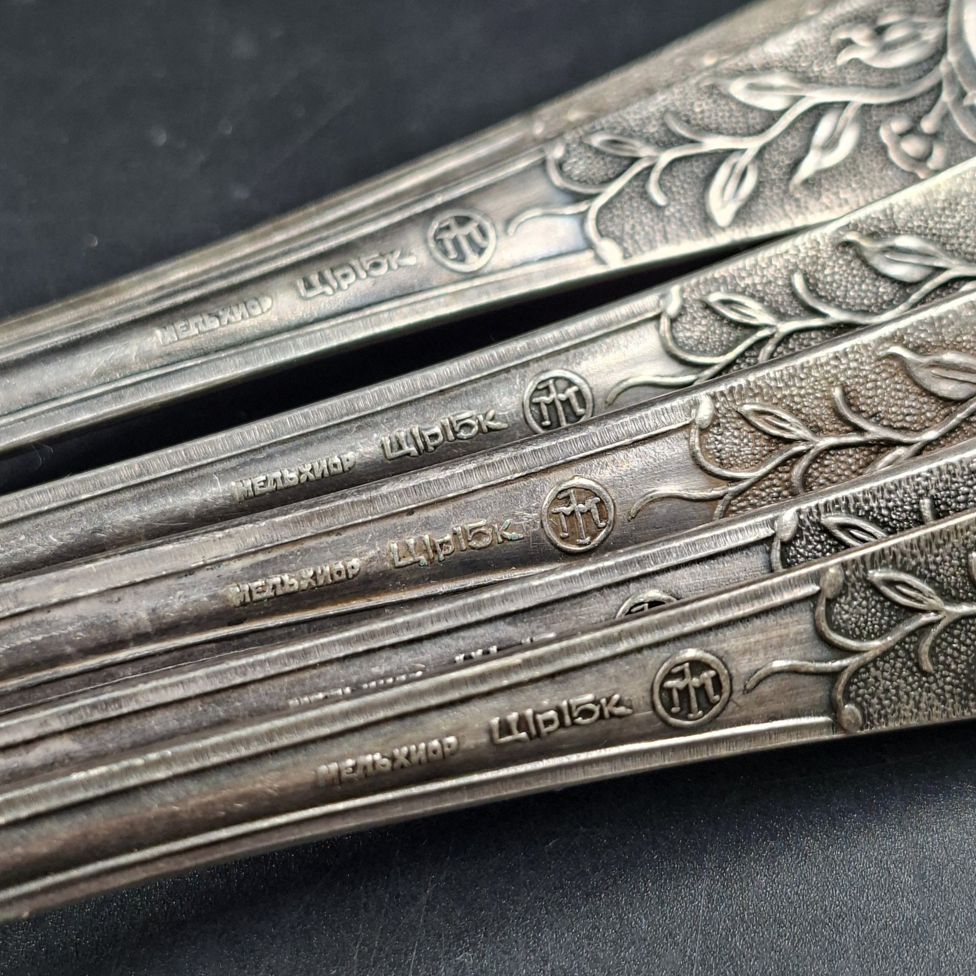 Набор из шести столовых ложек с цветочным декором, Московский завод металлоизделий (предположительно)