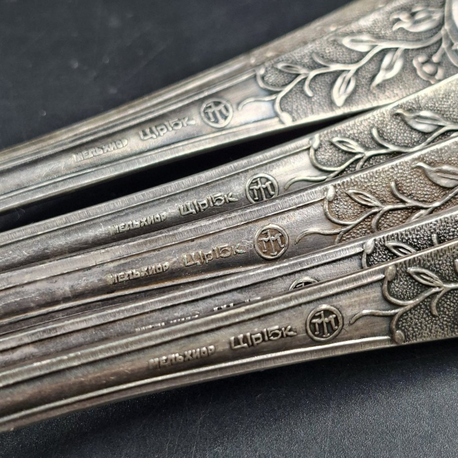 Набор из шести столовых ложек с цветочным декором, Московский завод металлоизделий (предположительно)