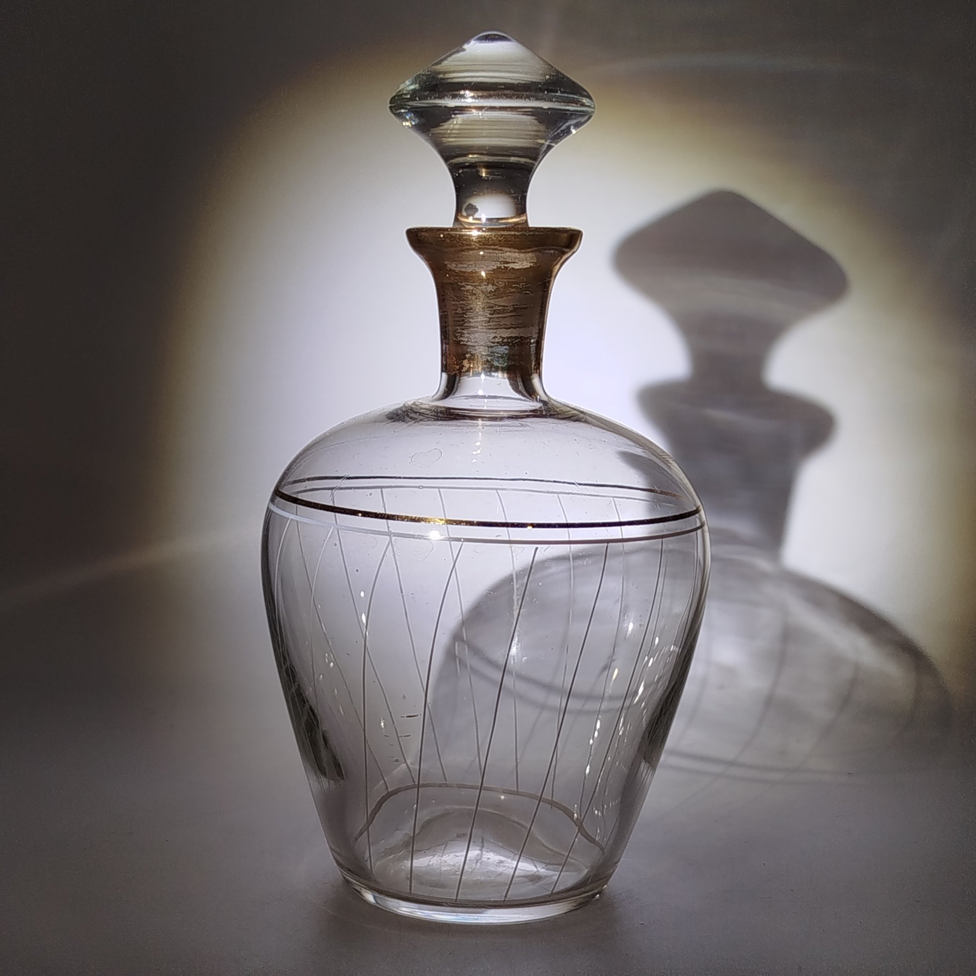 Штоф с декором в полоску белого цвета