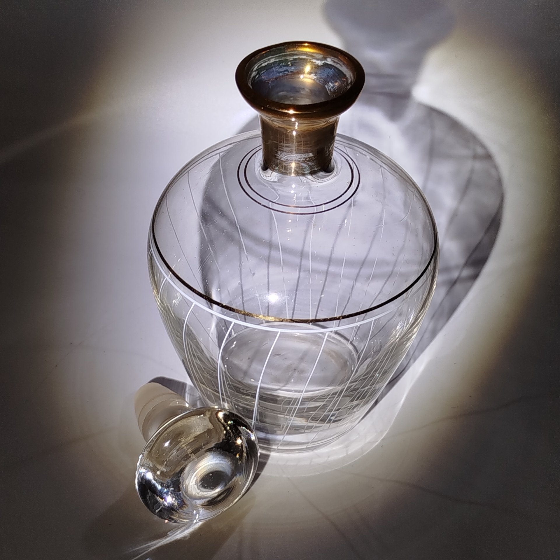 Штоф с декором в полоску белого цвета