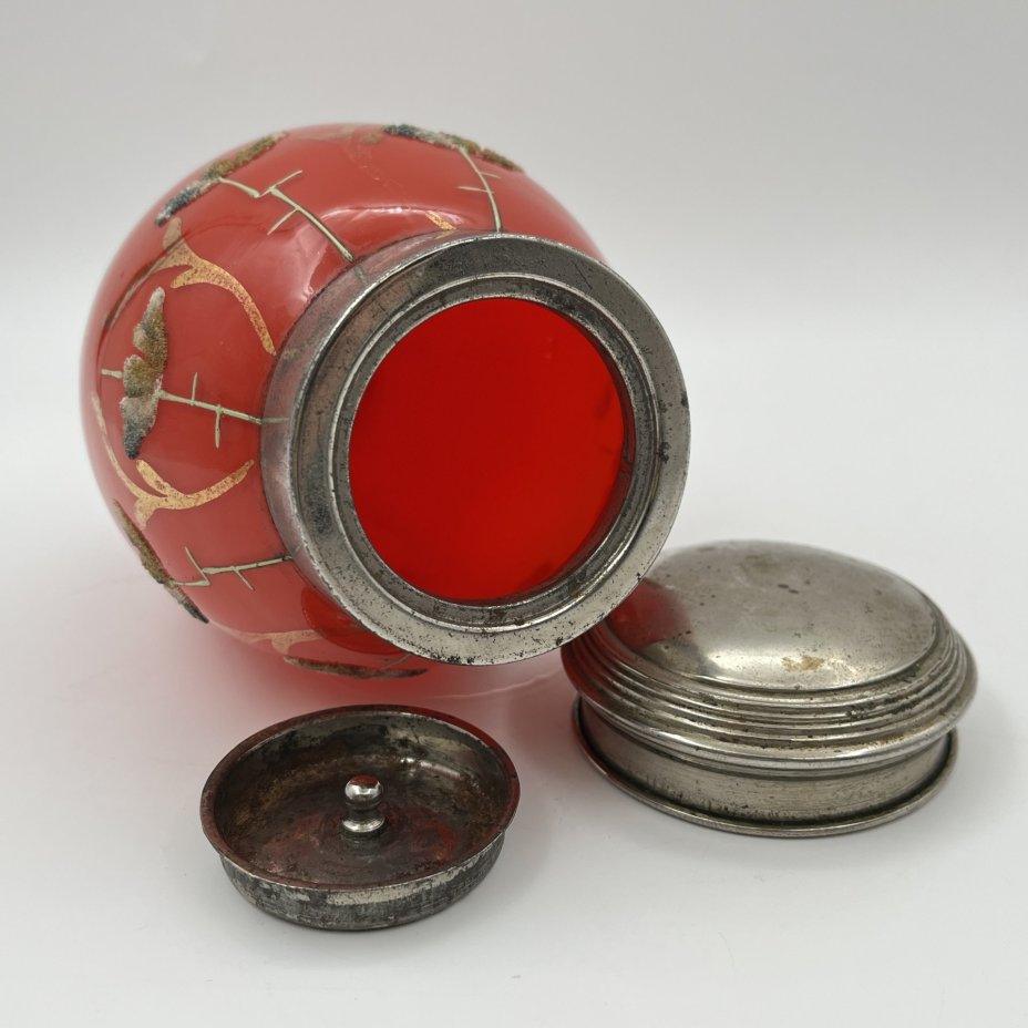 Чайница красного цвета с цветочным декором (винтаж)