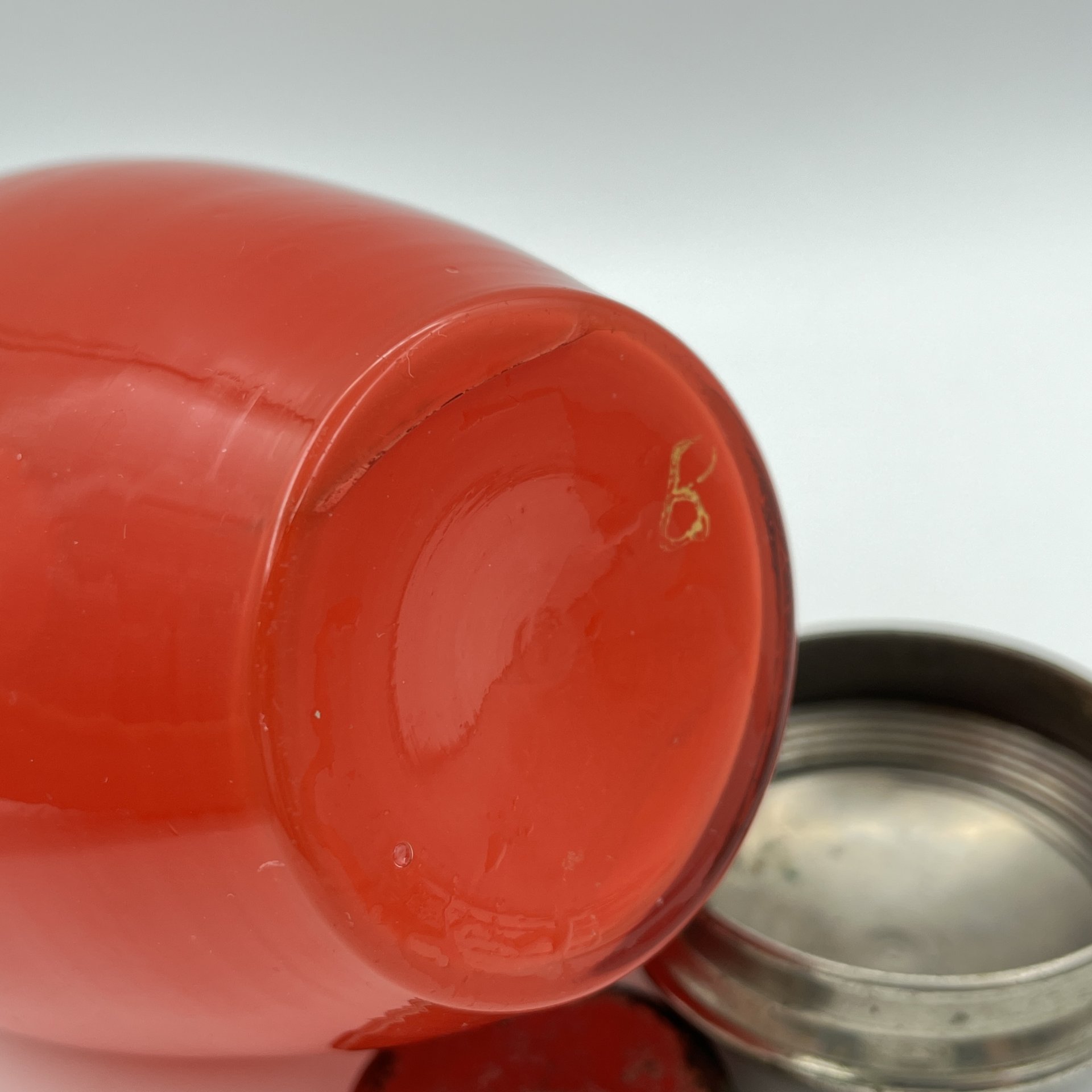 Чайница красного цвета с цветочным декором (винтаж), стекло, роспись, сплав металлов, СССР, 1930-1950 гг.