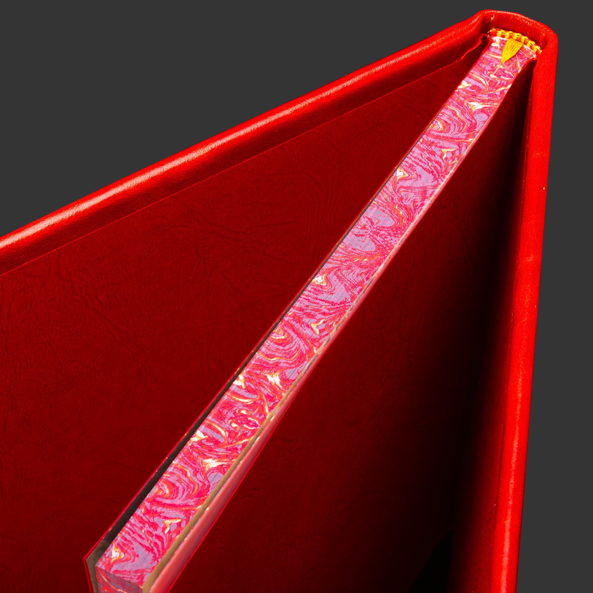 Книга в кожаном переплете "Великие русские врачи", бумага, кожаный переплет, тиснение, золочение, художественная накладка, обрез с принтом, Российская Федерация, 2025 г.