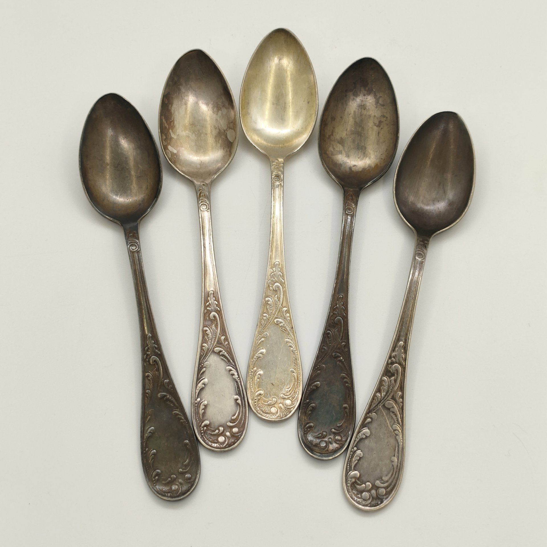 Набор из 5-ти десертных ложек с растительным декором (в подборе), мНЦ (медь-никель-цинк), Кольчугинский завод цветных металлов, СССР, 1950-1990 гг.
