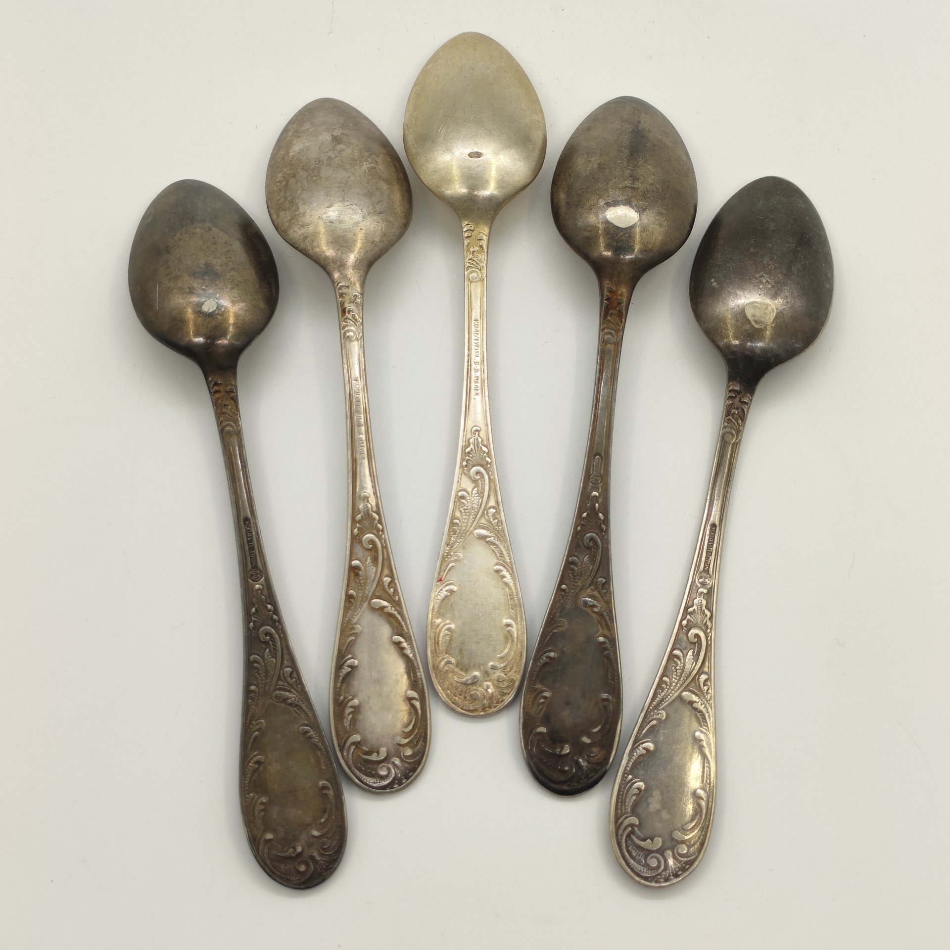 Набор из 5-ти десертных ложек с растительным декором (в подборе), мНЦ (медь-никель-цинк), Кольчугинский завод цветных металлов, СССР, 1950-1990 гг.