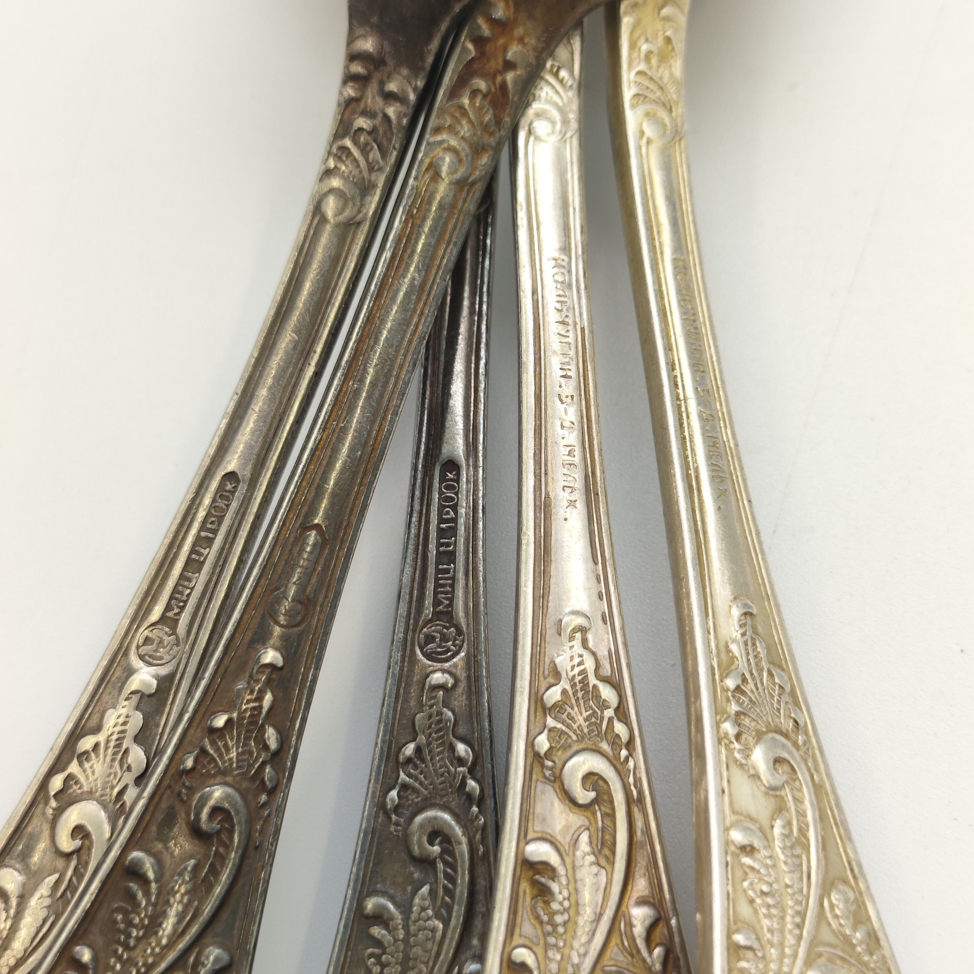 Набор из 5-ти десертных ложек с растительным декором (в подборе), мНЦ (медь-никель-цинк), Кольчугинский завод цветных металлов, СССР, 1950-1990 гг.