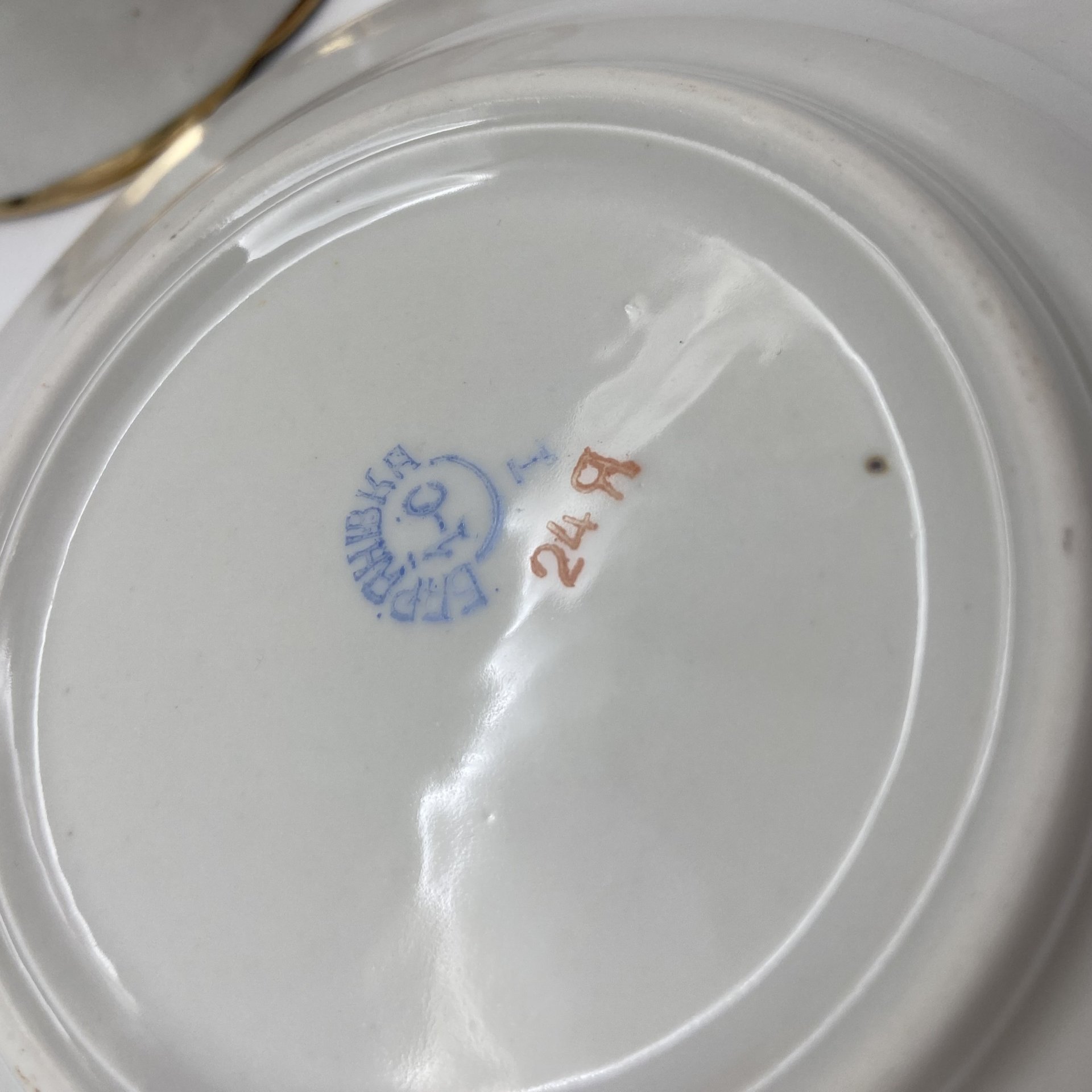 Пара чайная "Красный бутон", фарфор, крытье, золочение, Барановский фарфоровый завод, СССР, 1960-1969 гг.