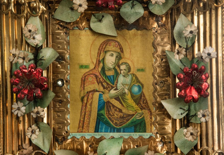 Икона Богоматери "Сухо-Калигорская" ("Милующая") в киоте, Типография Е.И. Фесенко, дерево, стекло, бумага, хромолитография (печать)