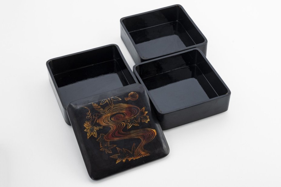 Шкатулка лаковая, трехэтажная, украшенная растительным декором