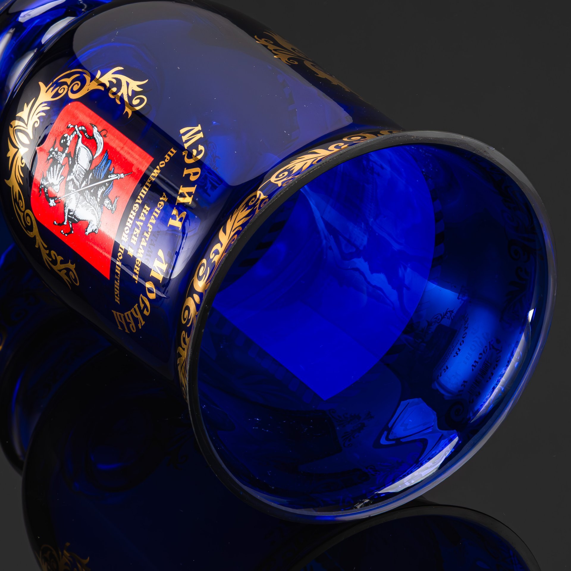 Ваза кобальтового цвета "Москва. Вид на Кремль", стекло, деколь, золочение, Российская Федерация, 2000-2012 гг.