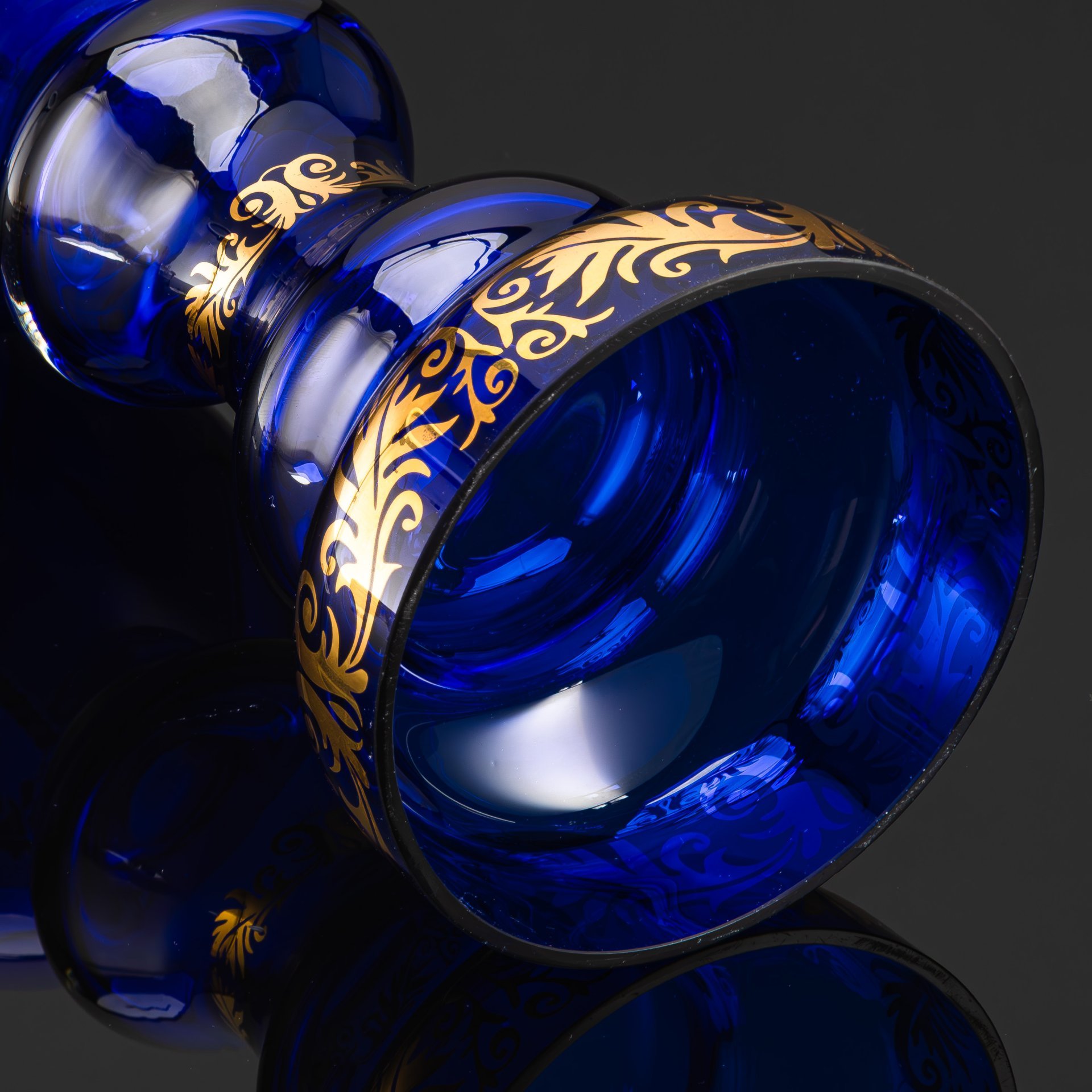 Ваза кобальтового цвета "Москва. Вид на Кремль", стекло, деколь, золочение, Российская Федерация, 2000-2012 гг.