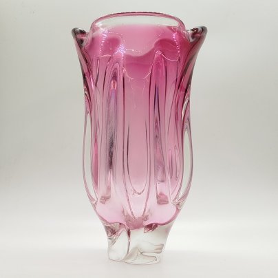 Ваза розового оттенка в форме бутона, Хржибский стекольный завод (Chřibská), дизайнер Йозеф Господка (Josef Hospodka), стекло, гутная техника, Чехословакия, 1960-1980 гг.