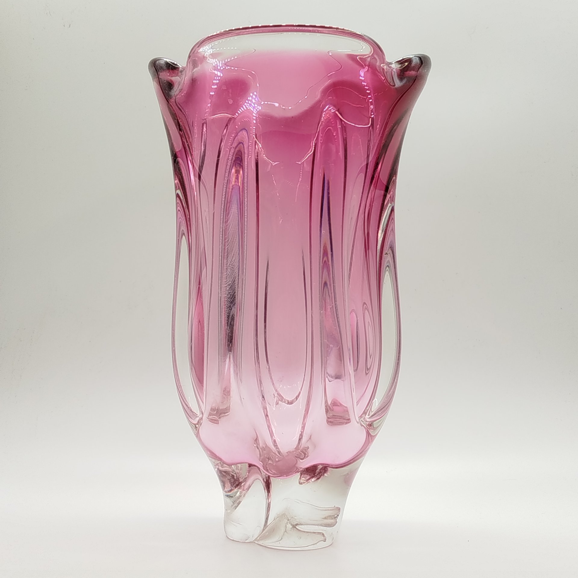 Ваза розового оттенка в форме бутона, Хржибский стекольный завод (Chřibská), дизайнер Йозеф Господка (Josef Hospodka), стекло, гутная техника, Чехословакия, 1960-1980 гг.