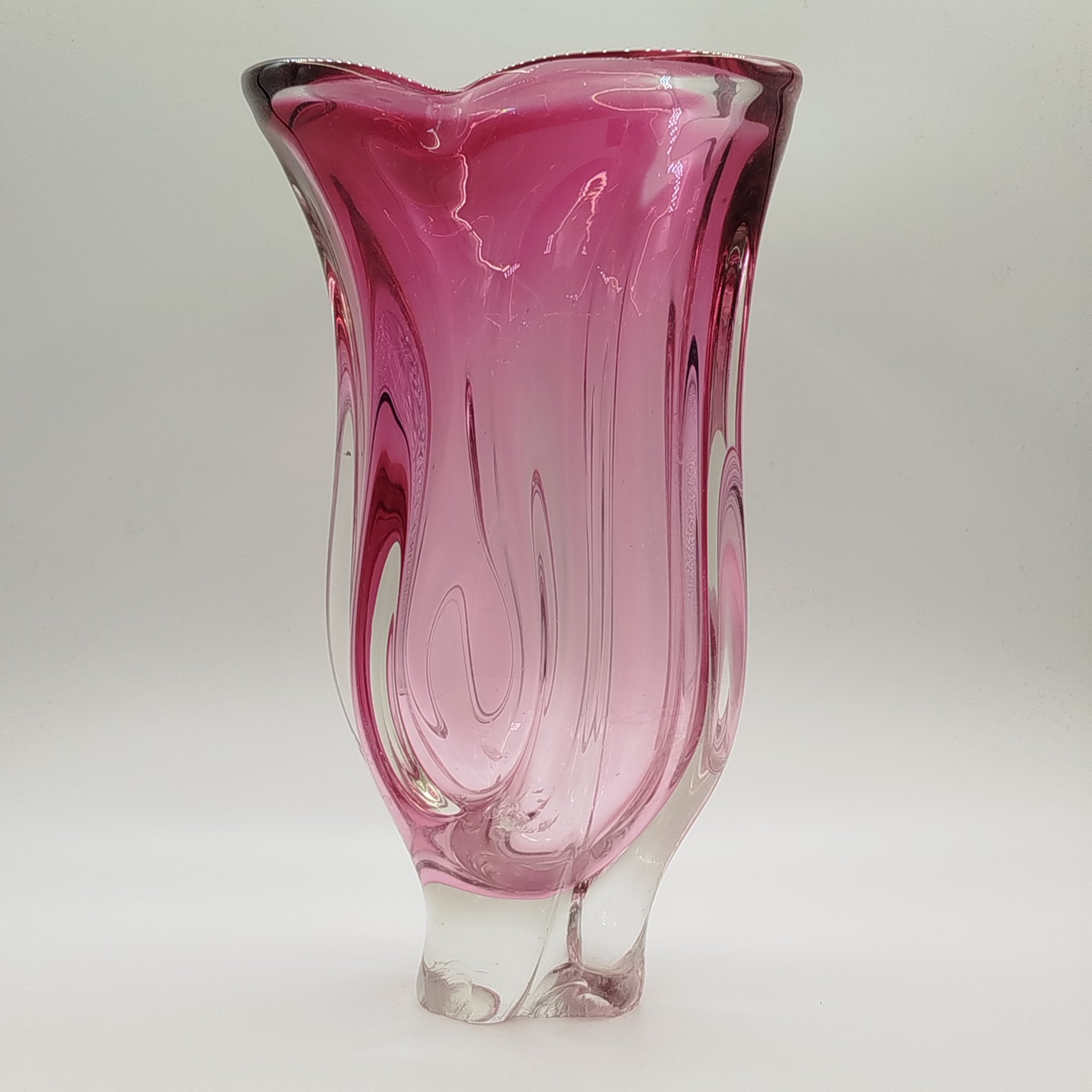 Ваза розового оттенка в форме бутона, Хржибский стекольный завод (Chřibská), дизайнер Йозеф Господка (Josef Hospodka), стекло, гутная техника, Чехословакия, 1960-1980 гг.