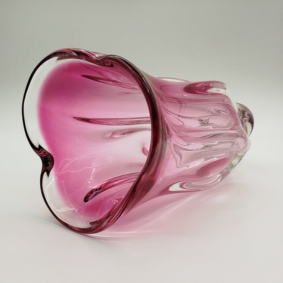 Ваза розового оттенка в форме бутона, Хржибский стекольный завод (Chřibská), дизайнер Йозеф Господка (Josef Hospodka)