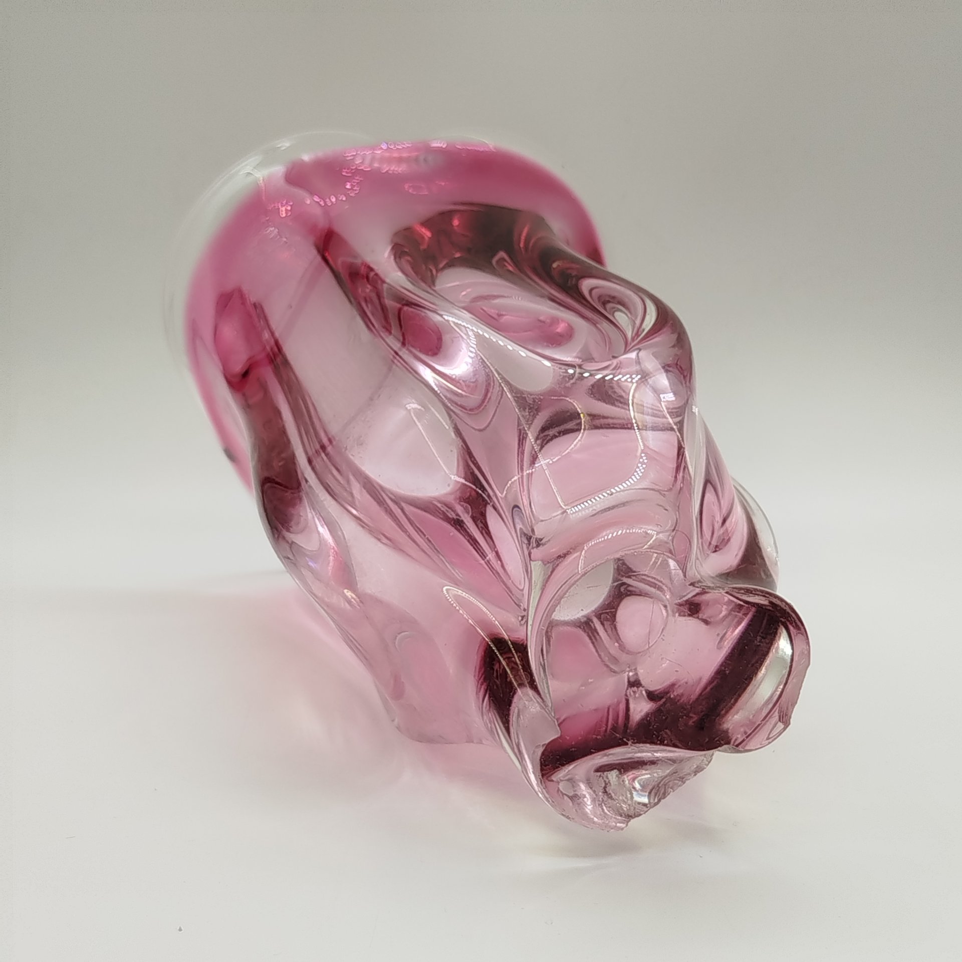 Ваза розового оттенка в форме бутона, Хржибский стекольный завод (Chřibská), дизайнер Йозеф Господка (Josef Hospodka), стекло, гутная техника, Чехословакия, 1960-1980 гг.