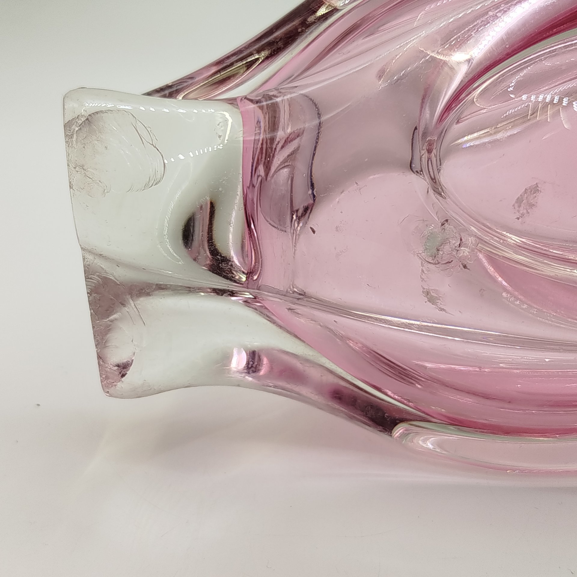 Ваза розового оттенка в форме бутона, Хржибский стекольный завод (Chřibská), дизайнер Йозеф Господка (Josef Hospodka), стекло, гутная техника, Чехословакия, 1960-1980 гг.