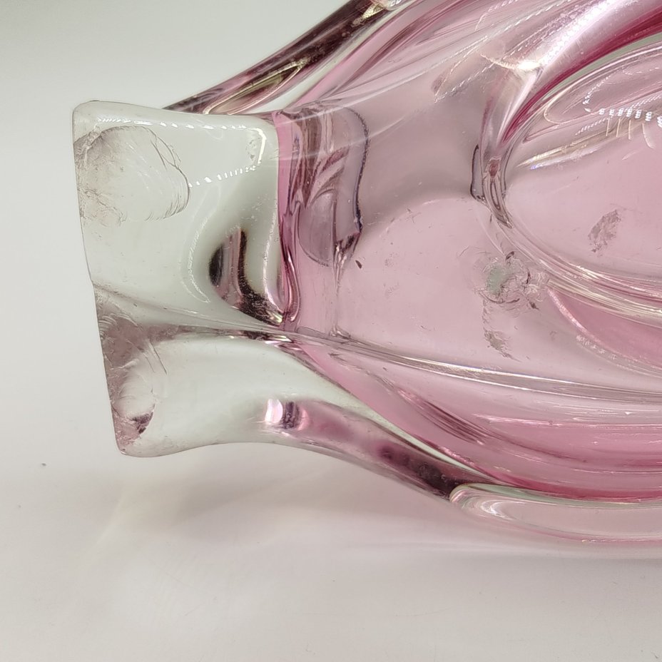 Ваза розового оттенка в форме бутона, Хржибский стекольный завод (Chřibská), дизайнер Йозеф Господка (Josef Hospodka)