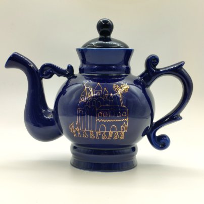 Чайник фигурный из сервиза "Новгородский" ("Декоративный", "Новгород"), автор В. В. Смоляр, фарфор, крытье кобальтом, золочение, Бронницкий завод фарфоровых изделий «Возрождение», СССР, 1971-1981 гг.