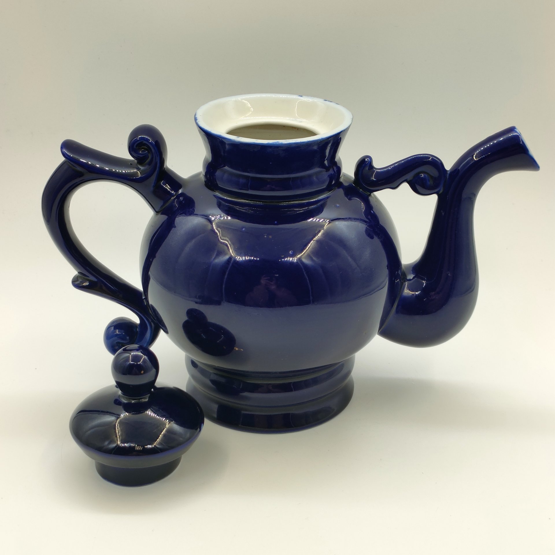 Чайник фигурный из сервиза "Новгородский" ("Декоративный", "Новгород"), автор В. В. Смоляр, фарфор, крытье кобальтом, золочение, Бронницкий завод фарфоровых изделий «Возрождение», СССР, 1971-1981 гг.